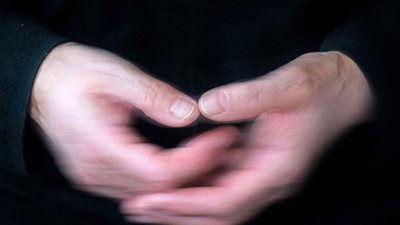 ما هو الرعاش مجهول السبب؟.. تعرف على أعراضه 