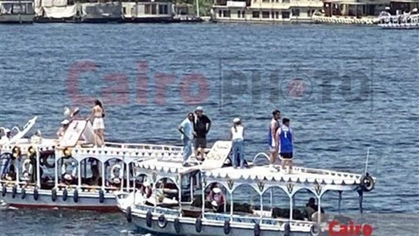 السائحون أعلى اللنشات