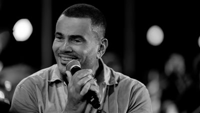 50 ألفا يغنون معه.. عمرو دياب يتألق في أضخم حفلات الصيف بالساحل الشمالي