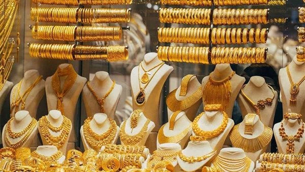 Gold Prices Decline in Local Markets following Global Stock Market Trends