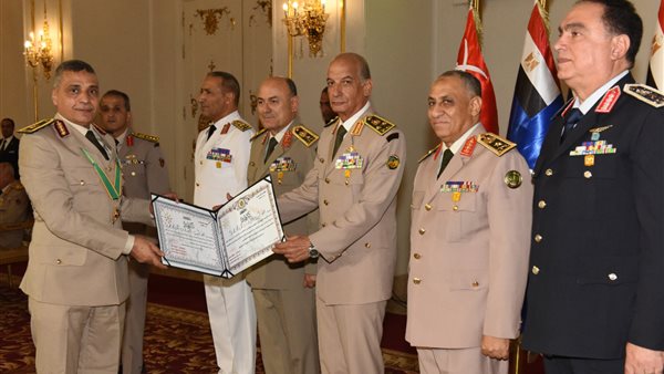 وزير الدفاع يكرم