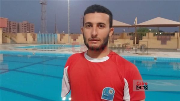 الشاب إسلام يسبح