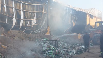 بعد نشوب حريق به دون خسائر.. إزالة مخزن مخالف بالخانكة | فيديو 