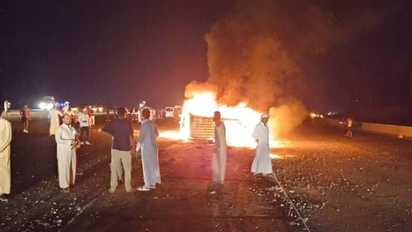 احتراق مكروباص بطريق