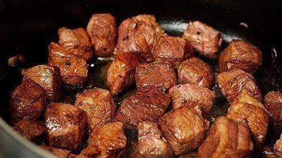 طريقة عمل طاجن لحمة بالبصل للشيف علاء الشربيني.. جربيها باللحمة الضاني