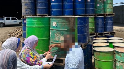 ضبط 100 طن مادة خام مجهولة المصدر داخل مخزن عصائر بالدقهلية 