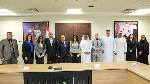 جانب من التوقيع