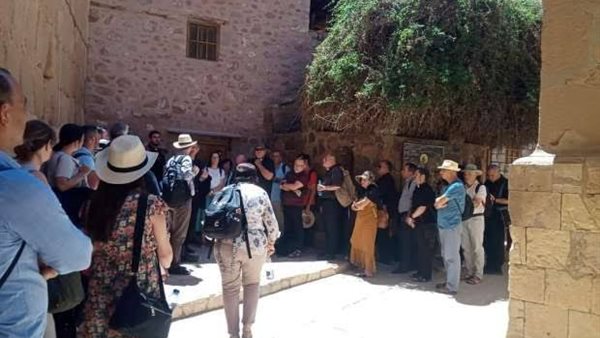 جانب من وصول السائحين