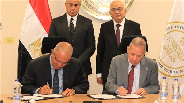 جانب من التوقيع