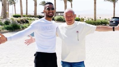 بلا تباعد أو مساحات آمنة محمد رمضان يحتضن نجيب ساويرس فى الجونة (صورة)