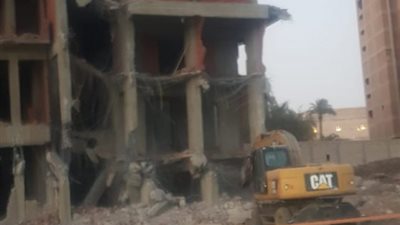 بعد أكثر من 12 عمل متواصل.. حملة مكبرة تزيل برج مخالف على نهر النيل في المنيا (صور)