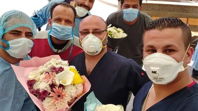 أغاني وطنية و”بوكيهات ورد” لدعم الأطقم الطبية ومصابي كورونا بمستشفى كفر الزيات (صور وفيديو)