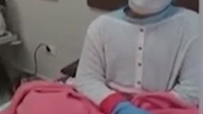 بكمامة وجوانتي.. طفلة من داخل العزل بكفر الشيخ: متخرجوش من البيت لأن التعب ده صعب (فيديو)