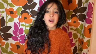 طفلة توجه رسالة لوزير التعليم.. وانتقادات لأسلوبها: “العيب على اللي محفظينها” (فيديو)