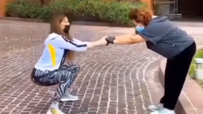 هيفاء وهبي تشارك والدتها في الرياضة الصباحية ويرتديا الكمامة خوفًا من كورونا (فيديو)