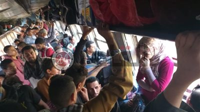 شاهد.. تكدس عشرات الركاب داخل قطار أسيوط – القاهرة رغم إجراءات مواجهة كورونا (فيديو)