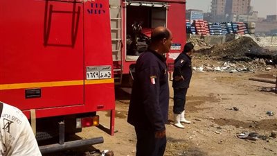 10 سيارات مطافئ للسيطرة على حريق بمغلق أخشاب في القليوبية (صور)