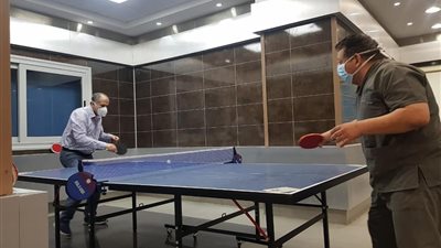 وكيل صحة الإسماعيلية يلعب “بينج بونج” مع الأطباء في الحجر الصحي بمستشفى أبو خليفة (صور)