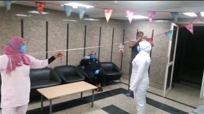 شاهد.. تعليق زينة رمضان بمستشفى قها للعزل الصحي (صور وفيديو)