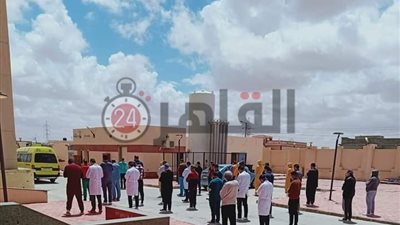 شاهد أطباء مستشفى النجيلة يؤدون صلاة الجنازة على أحد العاملين (صور)