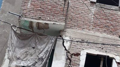 تساقط أجزاء من عقار قديم بالمنتزة شرق الإسكندرية دون إصابات (صور) 