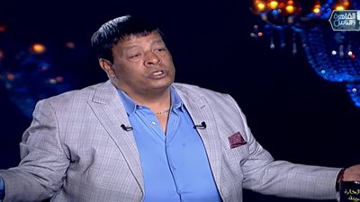 عبد الباسط حمودة: “نور الشريف ضربني قلم وراضاني بعشرة جنيه”