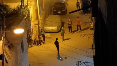 رغم مخاوف كورونا.. الأطفال يلعبون كرة قدم بجوار مستشفى “الحميات” بالشرقية (صور)