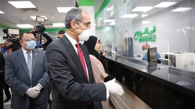وزير الاتصالات: تسليم بطاقة البريد المصري مسبقة الدفع للمستفيدين من منحة العمالة
