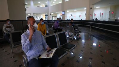 بعد عطلة كورونا.. وحدات المرور تستقبل المواطنين لترخيص المركبات الجديدة (صور)