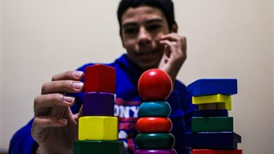 بالأزرق صوتي.. مراكز تخاطب مصریة تضاعف معاناة الأطفال ذوي التوحد مع غیاب القوانین المنظمة (تحقیق استقصائي)