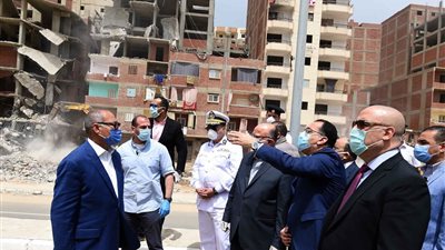 رئيس الوزراء: “أي بناء مخالف ينزل على الأرض فورًا” (صور)