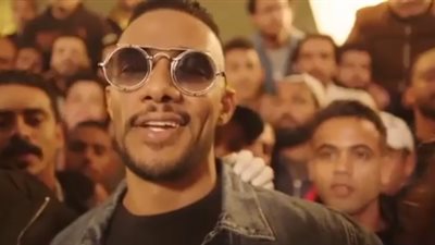 “عاجبك أو مش عاجبك هو ناجح”.. فنان شاب يهاجم حسين فهمي بسبب محمد رمضان (صور)