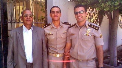 قبل وفاته في الاختيار.. هذا هو والد الشهيد منسي الحقيقي طبيب الغلابة (صور)