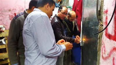 ضبط وغلق محل مخبوزات بالبحيرة لاستخدامه مياه الصرف الصحي في التصنيع (صور)