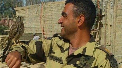 سيشهد على ما فعلناه بأرضه.. صديق أحمد منسي يكشف سر اهتمام البطل بهذا الصقر (صور)