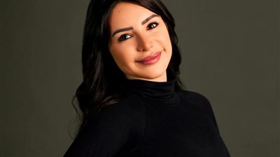 إنجي علاء: راعيت أزمة الطاقة في تصميم أزياء شخصيات مسلسل النهاية.. وأداء الممثلين أبهرني (حوار)