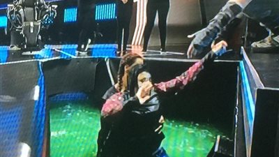 شاهد.. إنقاذ بدرية طلبة بعد غرقها في برنامج “رامز مجنون رسمي”