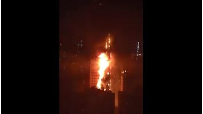 نشوب حريق هائل بعقار سكني في إمارة الشارقة والدفع بسيارات المطافي و”الدرونز” (فيديو)