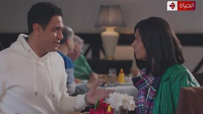 مسلسل بـ100 وش الحلقة 12.. آسر ياسين يرفض فكرة الزواج