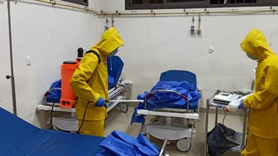 تطهير وتعقيم الرعاية المركزة بمستشفى شبين القناطر بعد اكتشاف إصابة ممرضة بـ”كورونا”