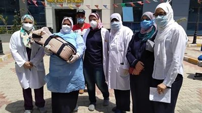 رضيع يغادر الحجر الصحي بمستشفى العجمي عقب تعافيه من فيروس كورونا