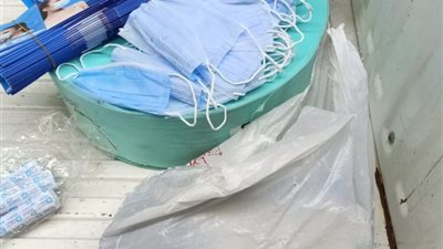 الرقابة الإدارية تضبط آلاف الكمامات والسرنجات والقفازات الطبية مجهولة المصدر (صور)
