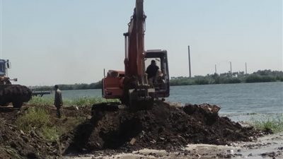 رغم كورونا.. “الري” تزيل تعديات الشركات على النيل في حلوان وفرع دمياط (صور وفيديو)