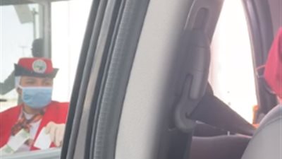 شاهد.. إحدى سكان “مدينتي” ترفض دفع “كارتة” طريق السويس الجديد (فيديو)