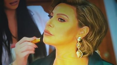 رامز جلال يخلع حذاء سوزان نجم الدين على الهواء (صورة)