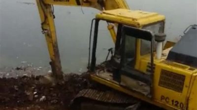 على نفقة المتعدين.. “الري” تزيل تعديات بالردم على نهر النيل بفرع دمياط (صور)