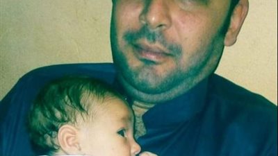 لماذا لم ير الطبيب المصاب بفقدان البصر طفله إلا مرة واحدة؟.. زوجته تجيب (صورة)