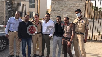 بعد التصالح.. ننشر صورة أحمد فلوكس مع أفراد أمن كمبوند “أليجريا بيفرلي هيلز”