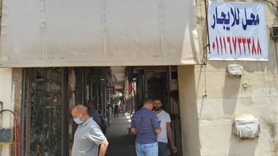 انتهاك للمنفعة العامة.. سكان مصر الجديدة يستغيثون بالمحافظ من تأجير وتشويه الشوارع (صور)