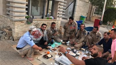 أحمد فلوكس يتناول الإفطار مع أفراد أمن كومبوند “أليجريا” بعد التصالح (صور)